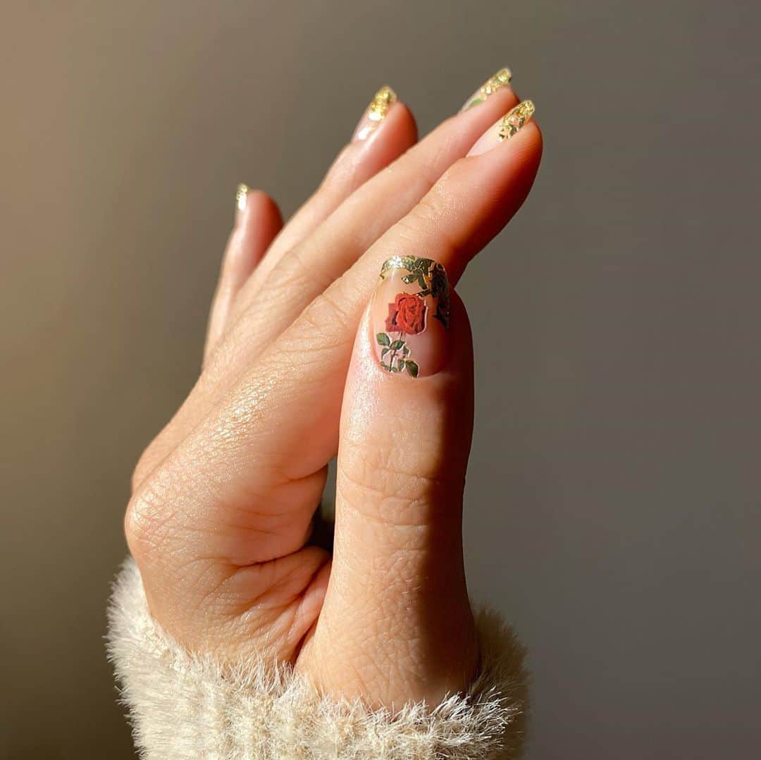 Soniaのインスタグラム：「Should I start a Disney series?✨ These nails remind me so much of Belle🥀 I used @ellamila Bare as a sheer base with gold foil and rose decals from Amazon. - Ring: Chong Dome Signet @littleskystone」
