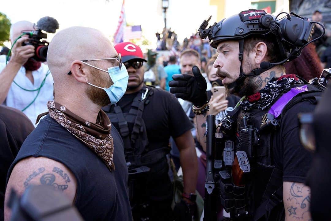 NBC Newsさんのインスタグラム写真 - (NBC NewsInstagram)「A far-right activist and self-described militia member confronts a Black Lives Matter activist in #Louisville ahead of the #KentuckyDerby on Saturday.  Thousands of demonstrators have been expected to stage a peaceful march outside of Churchill Downs during the Kentucky Derby to demand justice for Breonna Taylor, who was killed during a police raid in her home in March. Tap the link in our bio to read more.  📷 Bryan Woolston / @reuters」9月6日 4時09分 - nbcnews