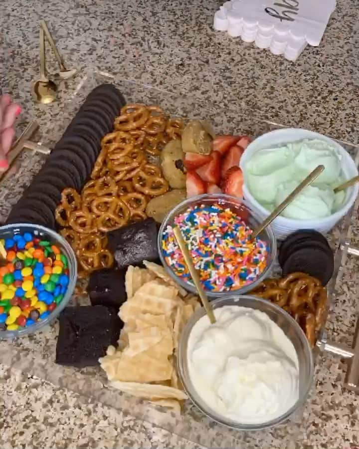 コールド・ストーン・クリーマリーのインスタグラム：「Have you tried making a CharTREATerie board yet?! Order one of our family packs online and use mix-ins you have in your pantry to create a delicious dessert board!」