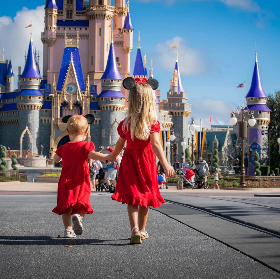 Walt Disney Worldさんのインスタグラム写真 - (Walt Disney WorldInstagram)「Here's a look at some #DisneyMagicMoments✨ we spotted at #MagicKingdom Park and #EPCOT recently! 🏰 What's your favorite Disney memory?」9月6日 4時28分 - waltdisneyworld