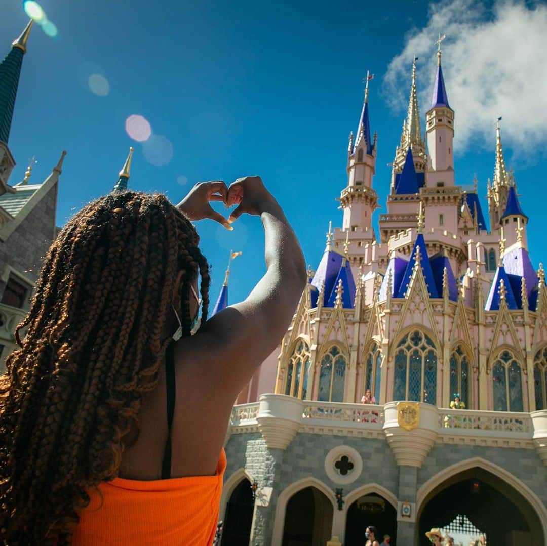Walt Disney Worldのインスタグラム：「Here's a look at some #DisneyMagicMoments✨ we spotted at #MagicKingdom Park and #EPCOT recently! 🏰 What's your favorite Disney memory?」