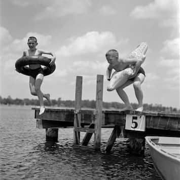 シービーズのインスタグラム：「3-day weekend mood 💦🏝😎 ⁣⁣ ⁣⁣ ⁣photo: ClassicStock」