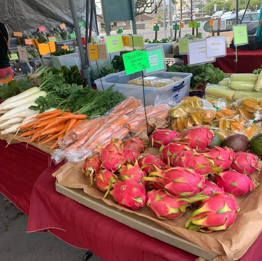 飯島寛子さんのインスタグラム写真 - (飯島寛子Instagram)「先週から始まったMc.Cully ショッピングセンターのファーマーズマーケットへ。(Sat7:30-10:30)友達のまりちゃんおすすめのpit farm葉つきお野菜気に入りました。野菜$32、パン$7 #ファーマーズマーケット」9月6日 4時32分 - hirokoiijima