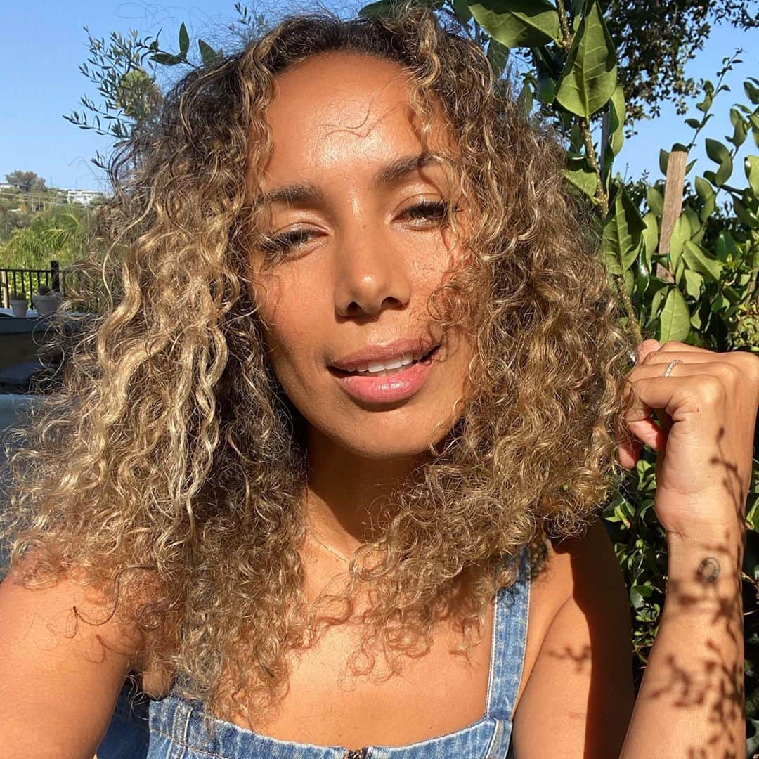 レオナ・ルイスのインスタグラム：「Spending time in my little garden 🌱happy weekend loves 💚」