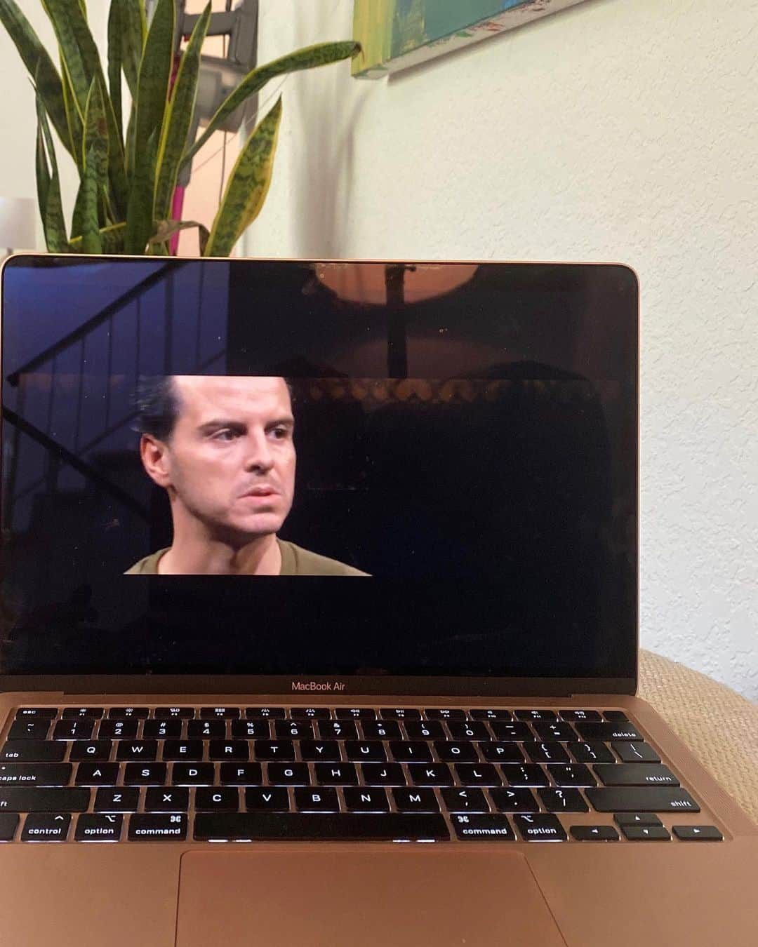 エリザベス・モスのインスタグラム：「Andrew Scott, you are one of the greatest actors that has ever lived. Period. Thank you @oldvictheatre for bringing this new work to our homes and keeping theater alive. ❤️ #andrewscott」