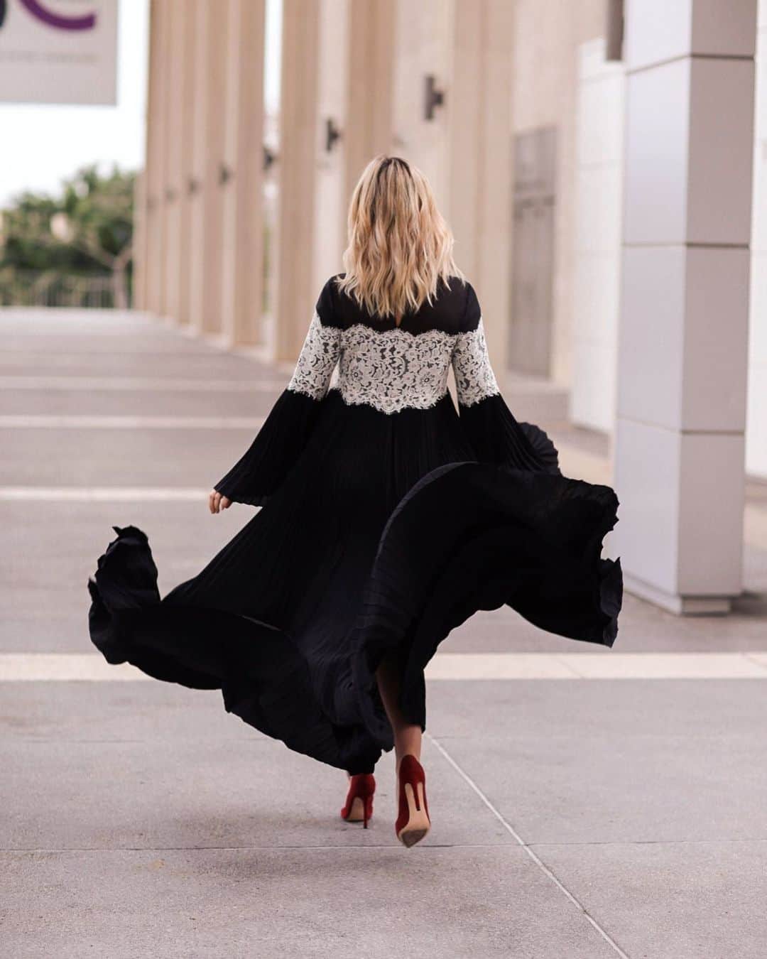 リズ・チェルカソワのインスタグラム：「Don’t be afraid to walk away. From people. From jobs. From your old dreams. Happiness isn’t a destination, it’s a journey. Sometimes it requires you to turn your back on everything you knew before. Change is frightening. Change is beautiful. Change is inevitable.」