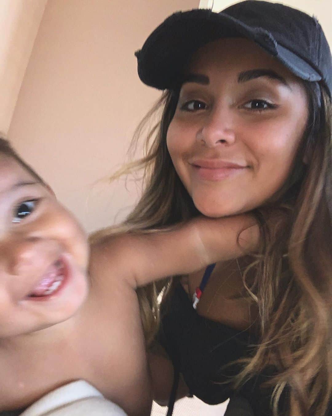 ニコール・ ポリッツィのインスタグラム：「Mom Life. “Angelo! take a picture with mommy” 🤷🏽‍♀️」