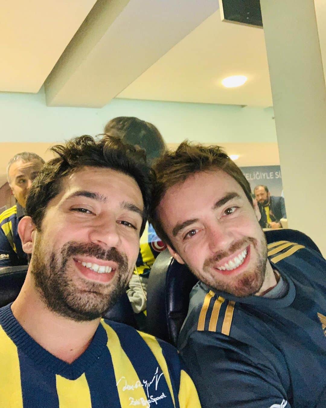 muratdalkilicのインスタグラム：「Kardeşimle bi fotoğrafımız olmasın mı burda? 😎 💛💙 @kaankazaklar」