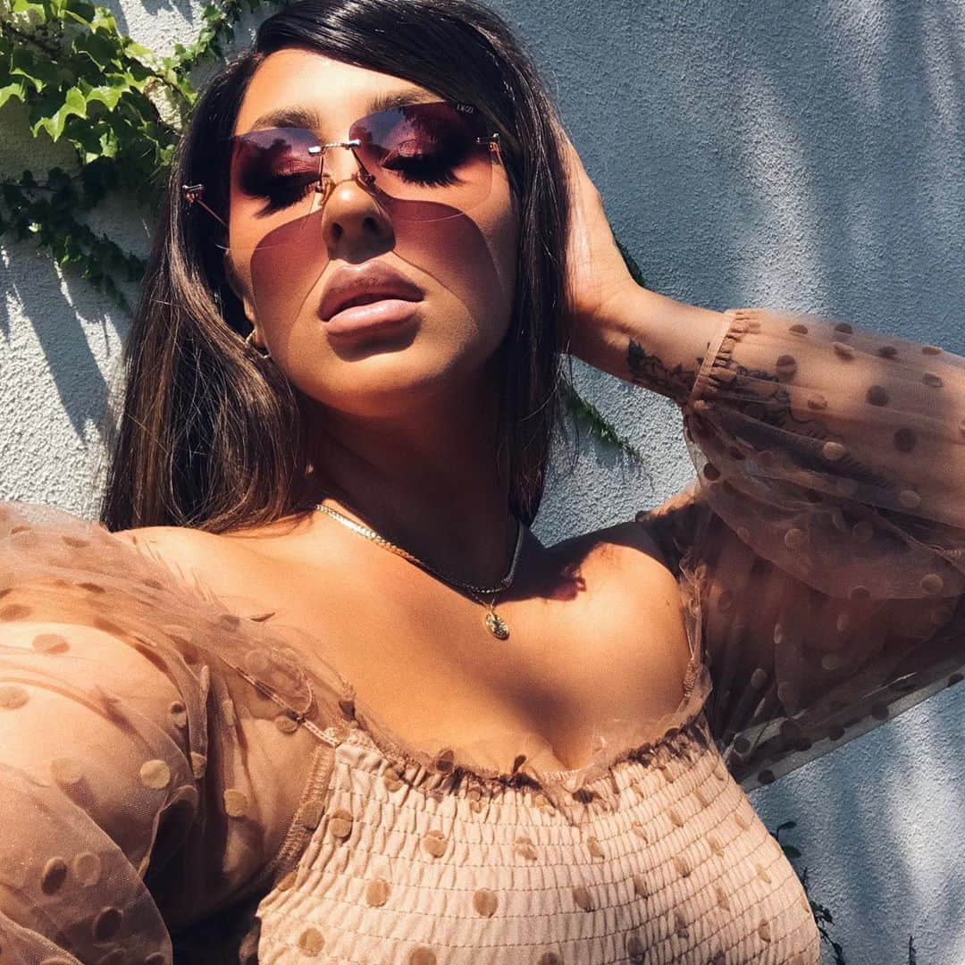 Chrisspyさんのインスタグラム写真 - (ChrisspyInstagram)「I’ll catch you if you fall  @misslola top  @dezi sunglasses  @iriemicollection jewelry」9月6日 4時57分 - chrisspy