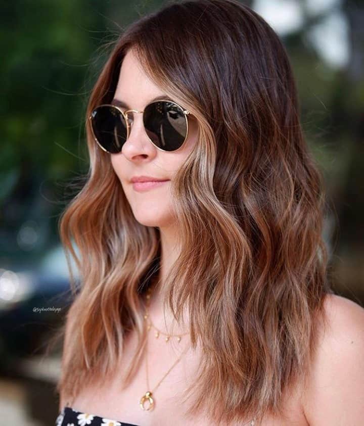 CosmoProf Beautyさんのインスタグラム写真 - (CosmoProf BeautyInstagram)「Break out the shades for this brunette babe😎🍫⁣ ⁣ To style her client's textured waves, @topknotbalayage used @sebastianpro_northamerica Potion 9 and Dark Oil. ⁣ ⁣ ⁣Find Sebastian stylers through your salon consultant, online and at your local #cosmoprofbeauty where you are #licensedtocreate⁣⁣⁣ ⁣ #repost #sebastianprofessional #sebastianpro #brunette #brunettehair #brunettes #dimensionalbrunette #dimensionalcolor #dimensionalhair #livedinhair #livedincolor #paintedhair #colorspecialist #hairwaves #beachwaveshair」9月6日 5時00分 - cosmoprofbeauty