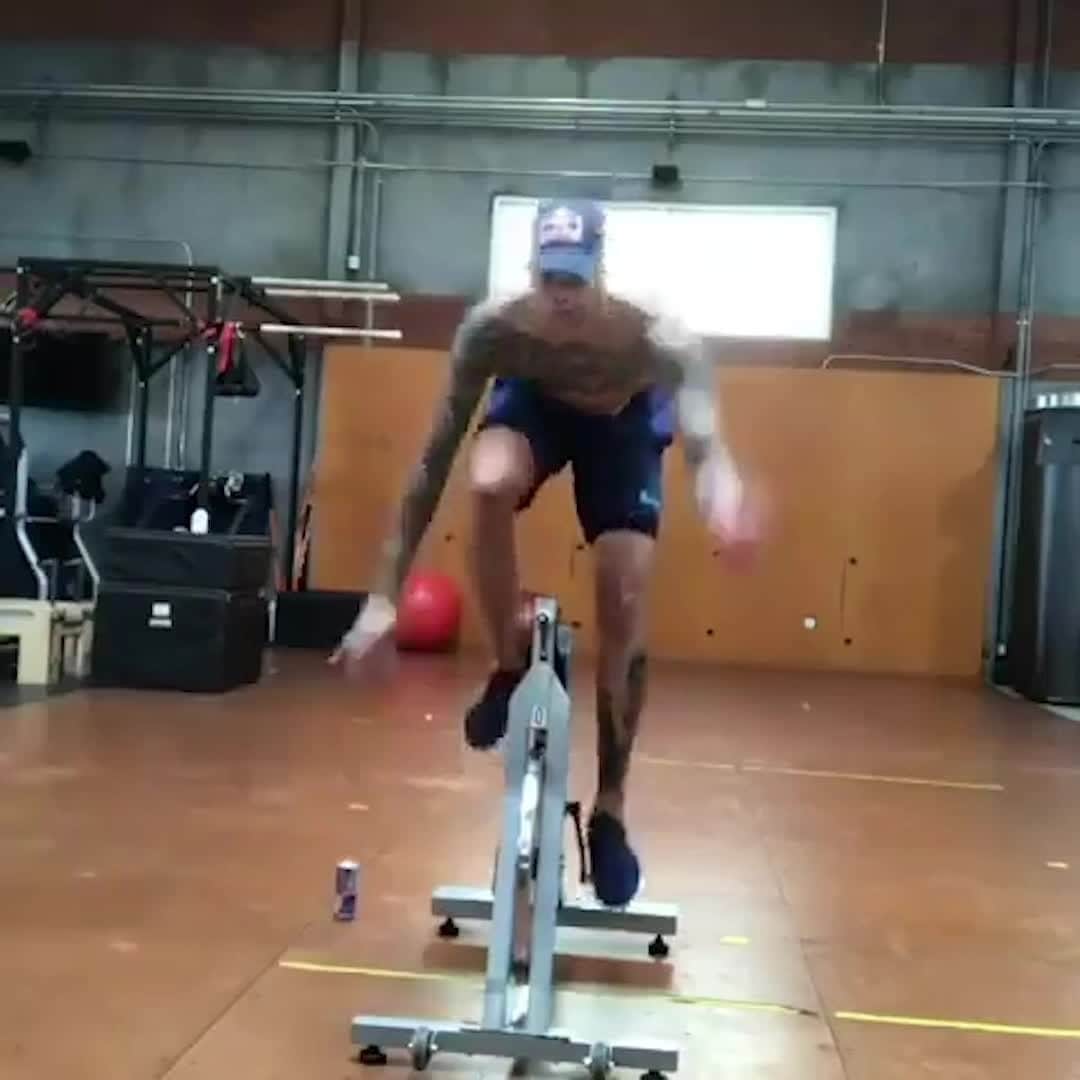 レッドブルのインスタグラム：「this balance and core strength is on a different level 🔥💪  🏃‍♂️: @fencer #fitness #fitspo #balance #redbull #givesyouwings」