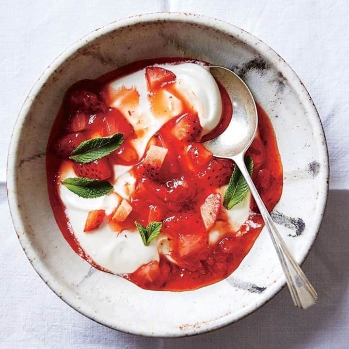Food & Wineさんのインスタグラム写真 - (Food & WineInstagram)「Chiles de árbol give this sweet and simple dish a gentle afterburn that is cooled by strawberries, mint, and a smooth bed of tangy cream. It's a perfect dessert for one of the last weekends of summer. Tap the link in our bio for the recipe! 📸: @olaosmit」9月6日 5時00分 - foodandwine