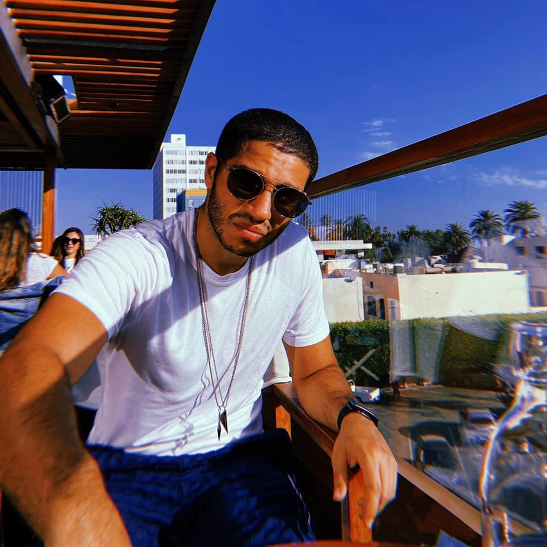 メナ・マスードのインスタグラム：「Please have a better weekend than the expression on my face 😂」