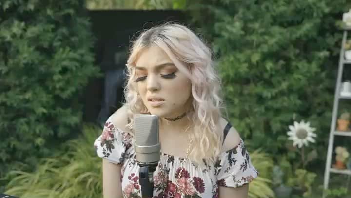 HEY VIOLETのインスタグラム：「hey guys while we’re working on some studio releases of new songs, we wanted to give you all a little tidbit of a song you may have heard during our most recent tour opening for olivia o’brien. we grabbed some instruments and did an acoustic version of one of our new songs, “she”. this one means a lot to us. we hope you guys enjoy it. love you all. ❤️」