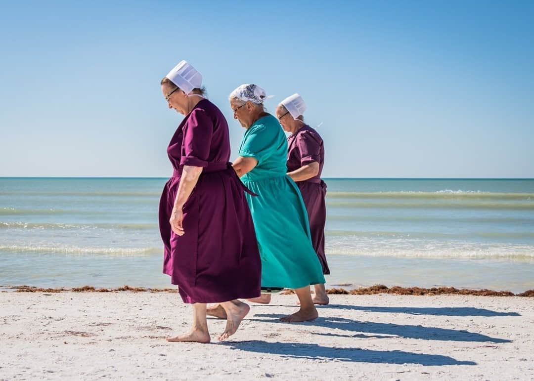 National Geographic Travelさんのインスタグラム写真 - (National Geographic TravelInstagram)「Photo by @dina_litovsky  Amish women walk along Siesta Key Beach in Sarasota, Florida. For many decades Amish and Mennonite families from around the United States have been taking winter vacations in Pinecraft, a small neighborhood in Sarasota. The strict rules of Anabaptist life are temporarily relaxed as hard work is replaced by leisure and recreational activities. For more images, follow me @dina_litovsky.」9月6日 5時06分 - natgeotravel