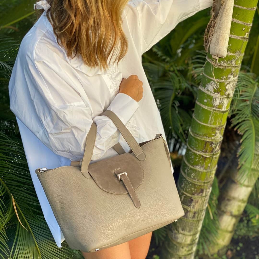 のインスタグラム：「NEW collection - MEET WINTERS NEW “SUEDE POP” a pop of italian super soft suede on our classic best selling Thela bags ⠀⠀⠀⠀⠀⠀⠀⠀⠀ 🔝🔝🔝🔝🔝🔝⠀⠀⠀⠀⠀⠀⠀⠀⠀ ⠀⠀⠀⠀⠀⠀⠀⠀⠀ #new ⠀⠀⠀⠀⠀⠀⠀⠀⠀ #justin⠀⠀⠀⠀⠀⠀⠀⠀⠀ #suede ⠀⠀⠀⠀⠀⠀⠀⠀⠀ #classic ⠀⠀⠀⠀⠀⠀⠀⠀⠀ #melimelo」