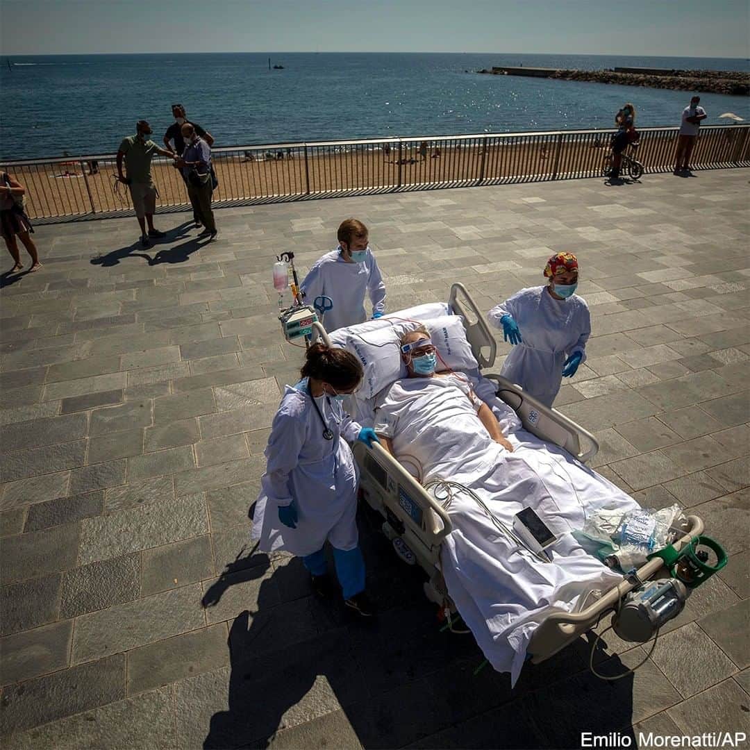 ABC Newsさんのインスタグラム写真 - (ABC NewsInstagram)「A patient is brought out on his hospital bed, surrounded by his medical team to glimpse the Mediterranean Sea from the promenade near the "Hospital del Mar" in Bareclona, Spain. The hospital is studying the impacts of short trips to the beach in helping COVID-19 patients recovering from intensive hospital treatment. #covid19 #coronavirus #health #mentalhealth #spain」9月6日 5時28分 - abcnews