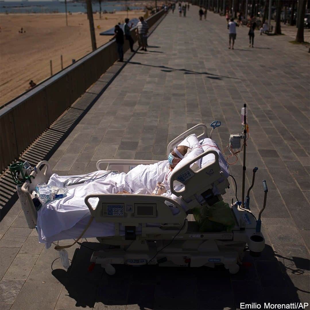 ABC Newsさんのインスタグラム写真 - (ABC NewsInstagram)「A patient is brought out on his hospital bed, surrounded by his medical team to glimpse the Mediterranean Sea from the promenade near the "Hospital del Mar" in Bareclona, Spain. The hospital is studying the impacts of short trips to the beach in helping COVID-19 patients recovering from intensive hospital treatment. #covid19 #coronavirus #health #mentalhealth #spain」9月6日 5時28分 - abcnews