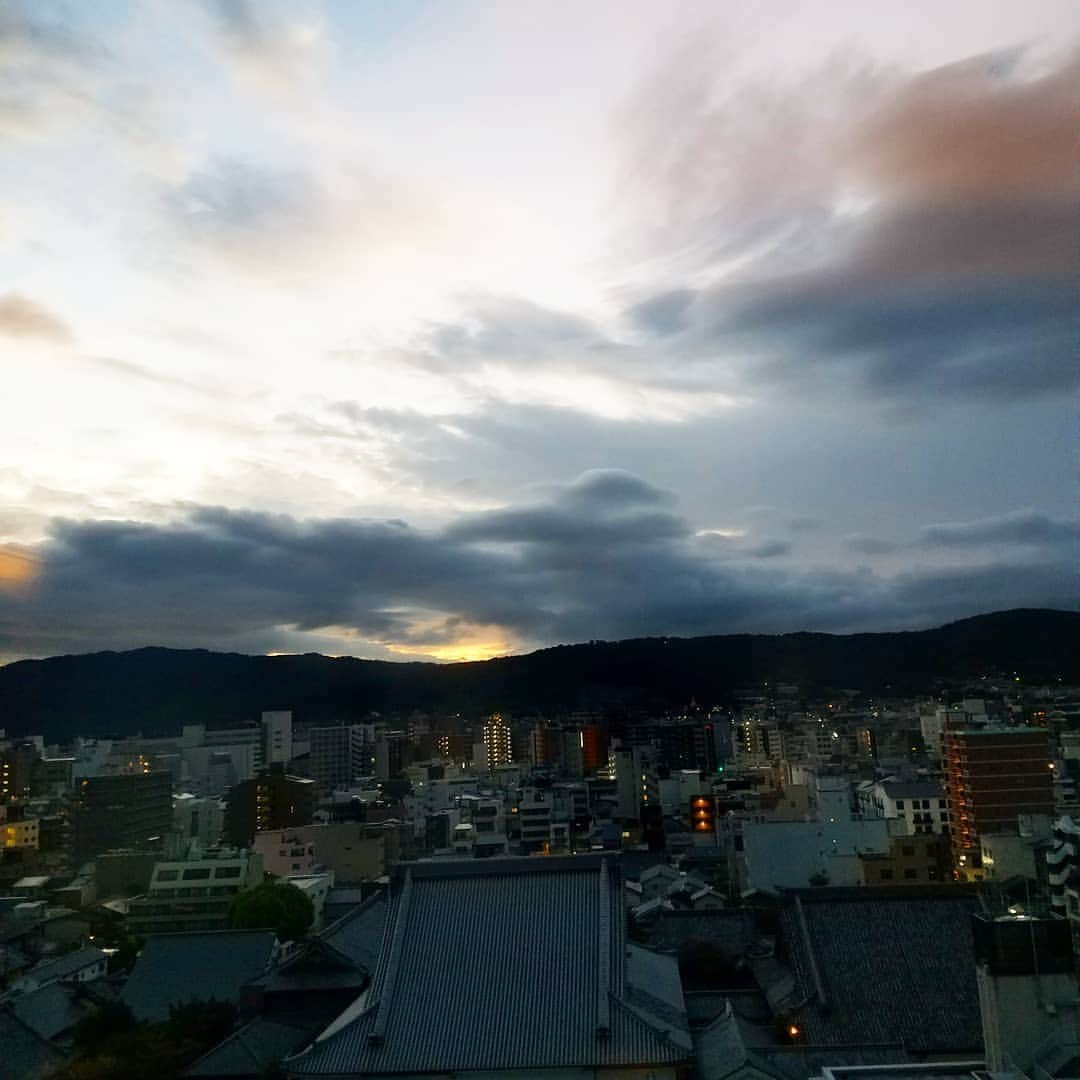 黒田啓蔵さんのインスタグラム写真 - (黒田啓蔵Instagram)「おはようございます。✨ 只今、京都です。 早朝からのヘアメイク 京都は、まだ台風の影響は、ないかな 撮影が、終わり次第東京に戻ります。 今日も素敵な一日に生りますように✨✨ #京都 #早朝 #撮影 #前乗り」9月6日 5時22分 - kurodakeizo
