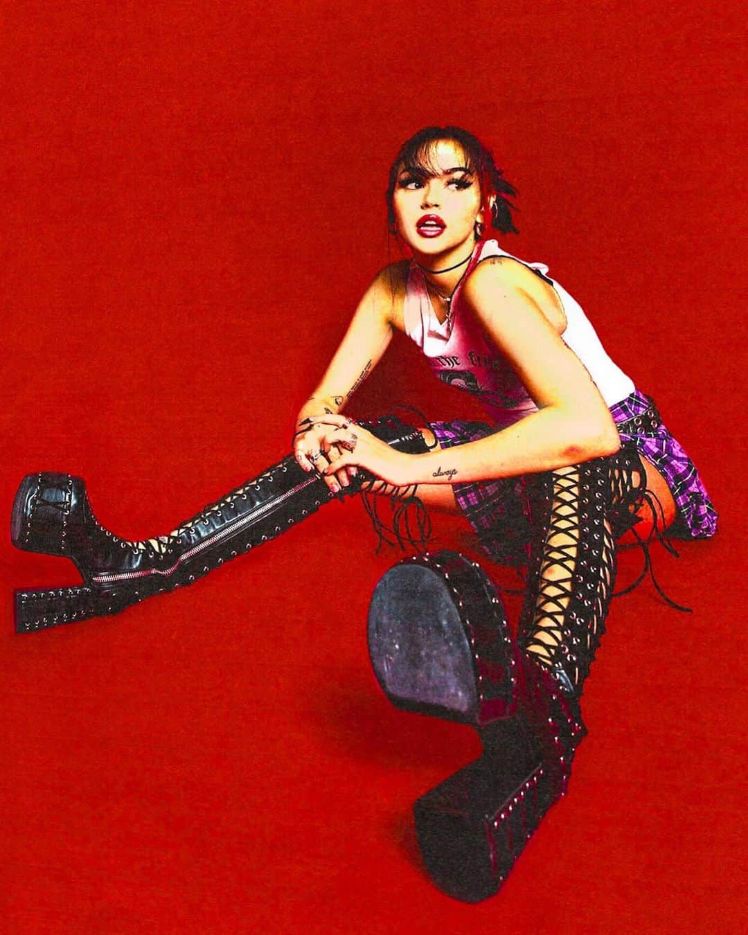 マギー・リンデマンのインスタグラム：「thank you for all the love on knife 🖤 should i drop another?」