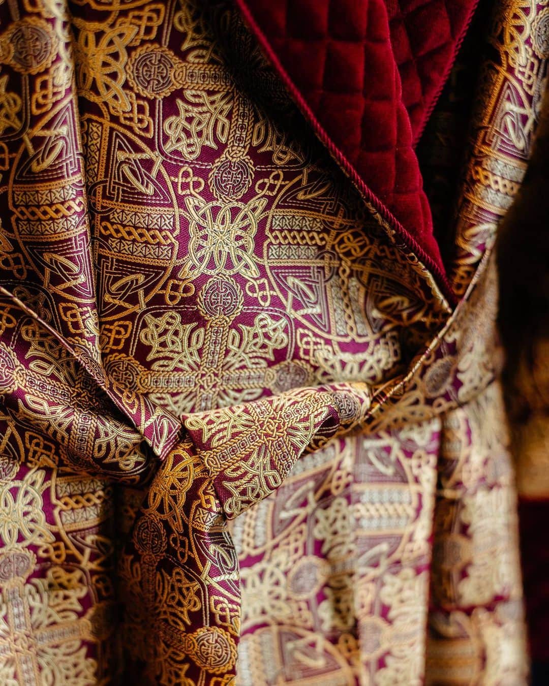 ニュー&リングウッドさんのインスタグラム写真 - (ニュー&リングウッドInstagram)「One of our many striking and decadent silk dressing gowns, entirely handmade in England.  The baroque-inspired Rococo dressing gown lends an undeniable opulence, further accentuated by the quilted burgundy velvet shawl collar and hand-knitted belt fringe.  #newandlingwood #clothingwithcharacter #details #madeinengland #silkdressinggown #mensloungewear」9月6日 5時50分 - newandlingwood