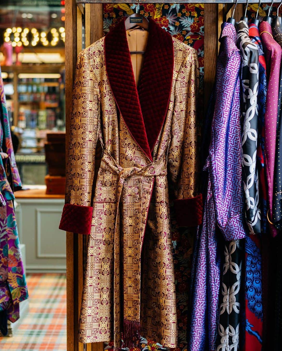 ニュー&リングウッドさんのインスタグラム写真 - (ニュー&リングウッドInstagram)「One of our many striking and decadent silk dressing gowns, entirely handmade in England.  The baroque-inspired Rococo dressing gown lends an undeniable opulence, further accentuated by the quilted burgundy velvet shawl collar and hand-knitted belt fringe.  #newandlingwood #clothingwithcharacter #details #madeinengland #silkdressinggown #mensloungewear」9月6日 5時50分 - newandlingwood