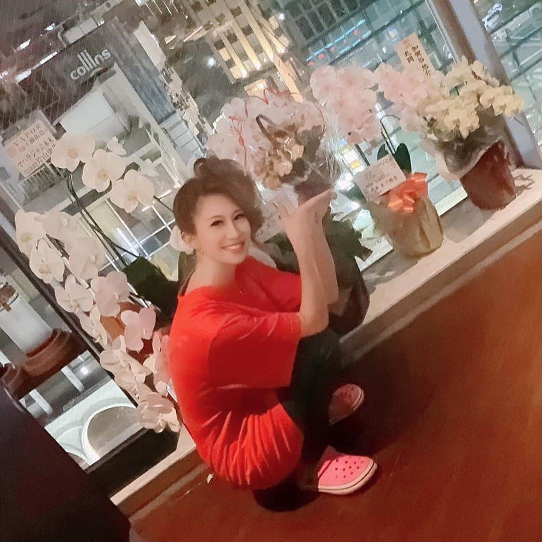 赤崎ティナ（西浦舞由美）さんのインスタグラム写真 - (赤崎ティナ（西浦舞由美）Instagram)「「原点」 赤崎が歌と向き合って10年以上。 決して平坦な道ではなく、いまでもまだまだと思うところも沢山。 その中で、〜伝える〜と言う言葉は、たとえ歌が下手くそでもできるのではないかって。 今は、モデルとして女優としてタレントとして、活動させてもらっていますが、芸能活動の1番最初はお芝居。そして、歌。 今となっては、モデルがメインとなり、ショー出演や看板パネルをさせていただいたり、お芝居も増えてきて、新たな刺激を噛み締めていたり。 相変わらず、タレントとしてのバラエティ向きな軸は、変わらず被写体でなくパフォーマーとして、笑ってもらえたり。 だから、歌は、最後の最後でいい。 あくまでもファンの方と会える為の歌。って事務所と話したんです。 好きだから続けられる。 好きだからやりたい仕事。 好きだから失いたくない仕事。 もっともっと上に。 今の自分なら高く飛べるって 自分を信じることができる。 「最近てぃな忙しそうだね」って 連絡が友達から来るけど そんなありがたいことはない。 好きなことで時間が足りない。 そんな日々をもがきながら 精一杯生きている今です。 #ライブ #六本木 #六本木ワポル #原点 #初心にかえる日  #コント　？w #タレント #花束  #モデル #収録 #歌 #女優 #笑顔 #ありがとう @yui_shinozaki_813 🥰 @vapor_bar_roppongi 🐰 @keiya.007 🐱 @takuyakudo324 🍝」9月6日 5時56分 - tina_akazaki_official