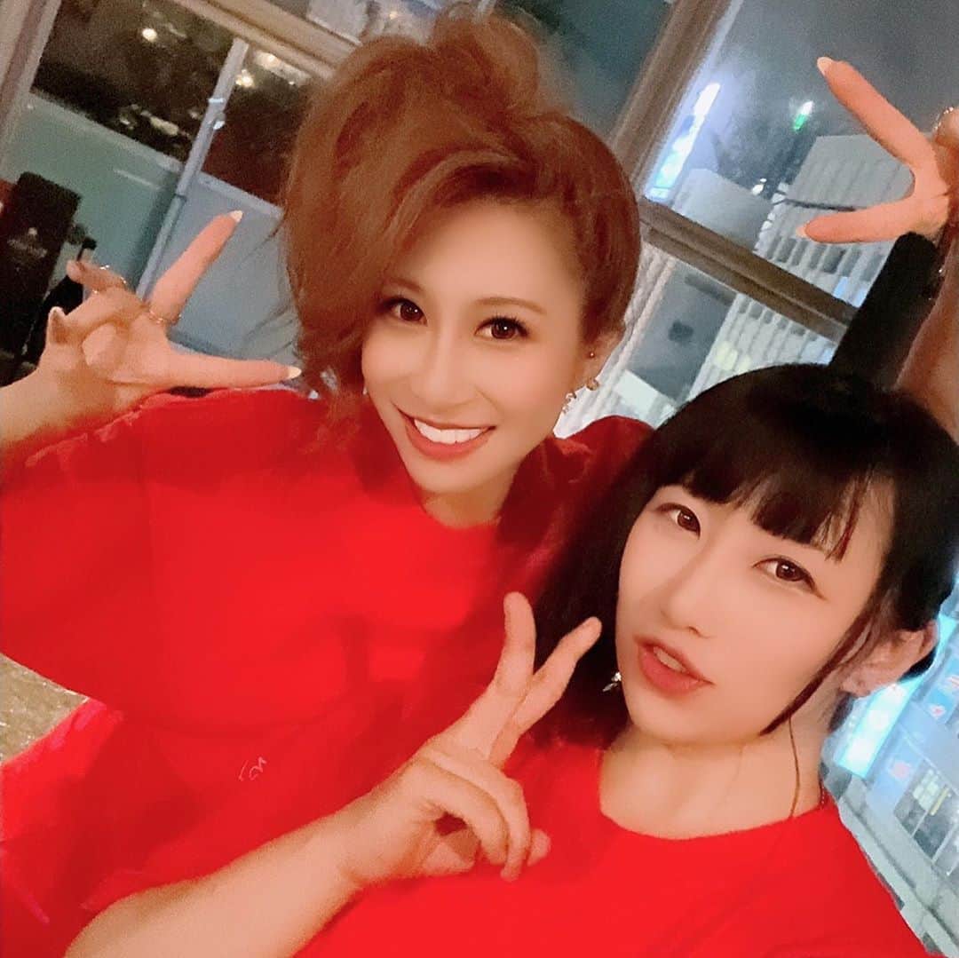 赤崎ティナ（西浦舞由美）さんのインスタグラム写真 - (赤崎ティナ（西浦舞由美）Instagram)「「原点」 赤崎が歌と向き合って10年以上。 決して平坦な道ではなく、いまでもまだまだと思うところも沢山。 その中で、〜伝える〜と言う言葉は、たとえ歌が下手くそでもできるのではないかって。 今は、モデルとして女優としてタレントとして、活動させてもらっていますが、芸能活動の1番最初はお芝居。そして、歌。 今となっては、モデルがメインとなり、ショー出演や看板パネルをさせていただいたり、お芝居も増えてきて、新たな刺激を噛み締めていたり。 相変わらず、タレントとしてのバラエティ向きな軸は、変わらず被写体でなくパフォーマーとして、笑ってもらえたり。 だから、歌は、最後の最後でいい。 あくまでもファンの方と会える為の歌。って事務所と話したんです。 好きだから続けられる。 好きだからやりたい仕事。 好きだから失いたくない仕事。 もっともっと上に。 今の自分なら高く飛べるって 自分を信じることができる。 「最近てぃな忙しそうだね」って 連絡が友達から来るけど そんなありがたいことはない。 好きなことで時間が足りない。 そんな日々をもがきながら 精一杯生きている今です。 #ライブ #六本木 #六本木ワポル #原点 #初心にかえる日  #コント　？w #タレント #花束  #モデル #収録 #歌 #女優 #笑顔 #ありがとう @yui_shinozaki_813 🥰 @vapor_bar_roppongi 🐰 @keiya.007 🐱 @takuyakudo324 🍝」9月6日 5時56分 - tina_akazaki_official