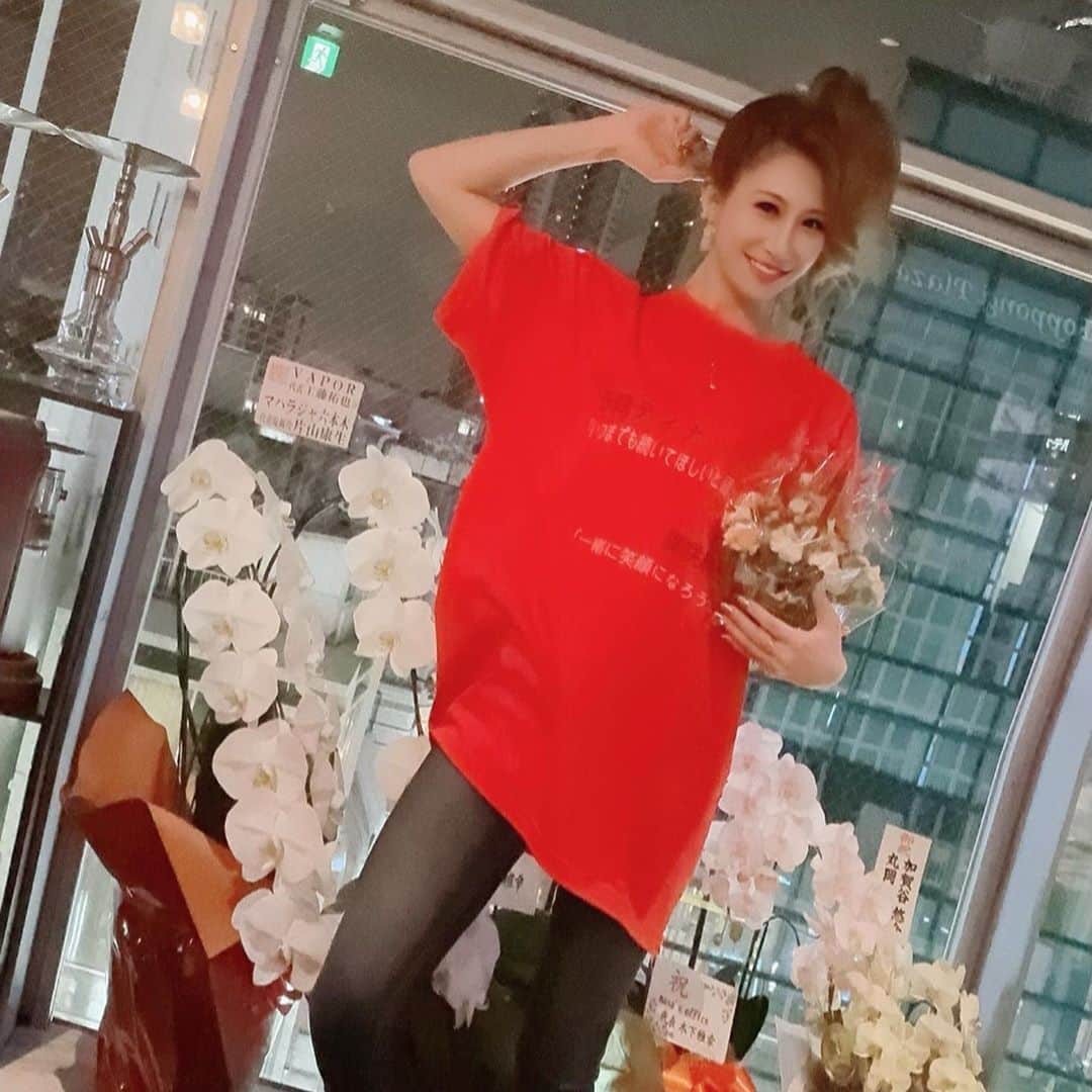 赤崎ティナ（西浦舞由美）さんのインスタグラム写真 - (赤崎ティナ（西浦舞由美）Instagram)「「原点」 赤崎が歌と向き合って10年以上。 決して平坦な道ではなく、いまでもまだまだと思うところも沢山。 その中で、〜伝える〜と言う言葉は、たとえ歌が下手くそでもできるのではないかって。 今は、モデルとして女優としてタレントとして、活動させてもらっていますが、芸能活動の1番最初はお芝居。そして、歌。 今となっては、モデルがメインとなり、ショー出演や看板パネルをさせていただいたり、お芝居も増えてきて、新たな刺激を噛み締めていたり。 相変わらず、タレントとしてのバラエティ向きな軸は、変わらず被写体でなくパフォーマーとして、笑ってもらえたり。 だから、歌は、最後の最後でいい。 あくまでもファンの方と会える為の歌。って事務所と話したんです。 好きだから続けられる。 好きだからやりたい仕事。 好きだから失いたくない仕事。 もっともっと上に。 今の自分なら高く飛べるって 自分を信じることができる。 「最近てぃな忙しそうだね」って 連絡が友達から来るけど そんなありがたいことはない。 好きなことで時間が足りない。 そんな日々をもがきながら 精一杯生きている今です。 #ライブ #六本木 #六本木ワポル #原点 #初心にかえる日  #コント　？w #タレント #花束  #モデル #収録 #歌 #女優 #笑顔 #ありがとう @yui_shinozaki_813 🥰 @vapor_bar_roppongi 🐰 @keiya.007 🐱 @takuyakudo324 🍝」9月6日 5時56分 - tina_akazaki_official
