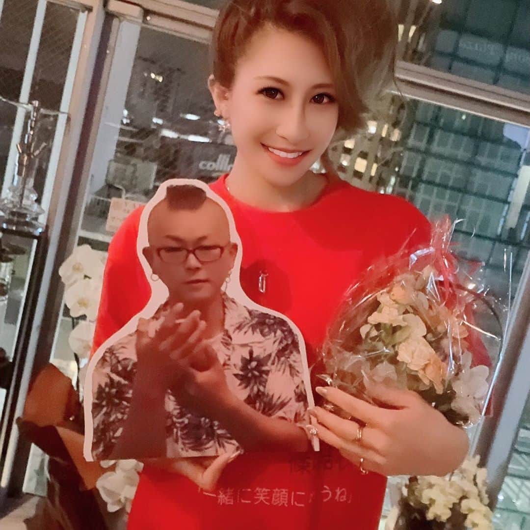 赤崎ティナ（西浦舞由美）さんのインスタグラム写真 - (赤崎ティナ（西浦舞由美）Instagram)「「原点」 赤崎が歌と向き合って10年以上。 決して平坦な道ではなく、いまでもまだまだと思うところも沢山。 その中で、〜伝える〜と言う言葉は、たとえ歌が下手くそでもできるのではないかって。 今は、モデルとして女優としてタレントとして、活動させてもらっていますが、芸能活動の1番最初はお芝居。そして、歌。 今となっては、モデルがメインとなり、ショー出演や看板パネルをさせていただいたり、お芝居も増えてきて、新たな刺激を噛み締めていたり。 相変わらず、タレントとしてのバラエティ向きな軸は、変わらず被写体でなくパフォーマーとして、笑ってもらえたり。 だから、歌は、最後の最後でいい。 あくまでもファンの方と会える為の歌。って事務所と話したんです。 好きだから続けられる。 好きだからやりたい仕事。 好きだから失いたくない仕事。 もっともっと上に。 今の自分なら高く飛べるって 自分を信じることができる。 「最近てぃな忙しそうだね」って 連絡が友達から来るけど そんなありがたいことはない。 好きなことで時間が足りない。 そんな日々をもがきながら 精一杯生きている今です。 #ライブ #六本木 #六本木ワポル #原点 #初心にかえる日  #コント　？w #タレント #花束  #モデル #収録 #歌 #女優 #笑顔 #ありがとう @yui_shinozaki_813 🥰 @vapor_bar_roppongi 🐰 @keiya.007 🐱 @takuyakudo324 🍝」9月6日 5時56分 - tina_akazaki_official