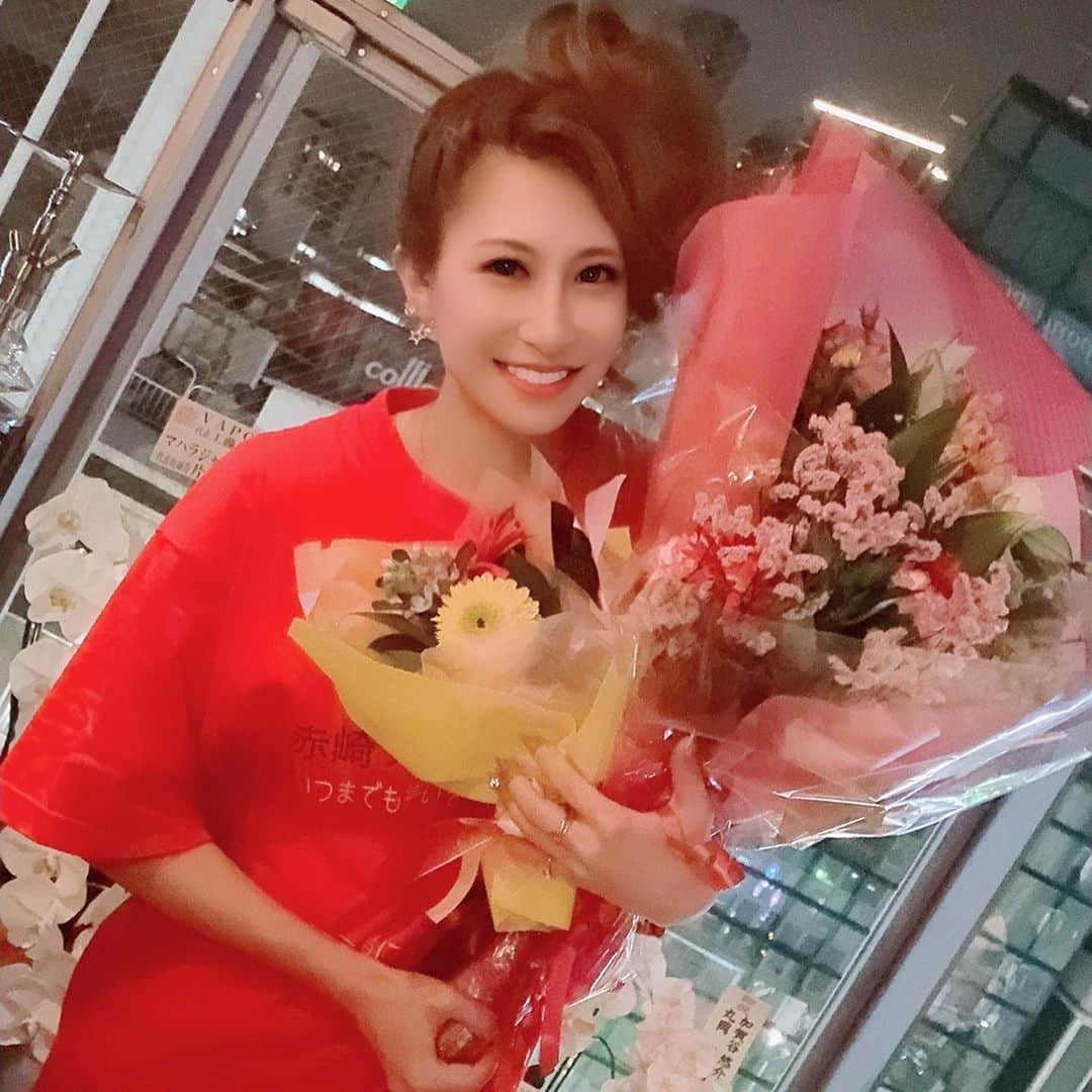 赤崎ティナ（西浦舞由美）さんのインスタグラム写真 - (赤崎ティナ（西浦舞由美）Instagram)「「原点」 赤崎が歌と向き合って10年以上。 決して平坦な道ではなく、いまでもまだまだと思うところも沢山。 その中で、〜伝える〜と言う言葉は、たとえ歌が下手くそでもできるのではないかって。 今は、モデルとして女優としてタレントとして、活動させてもらっていますが、芸能活動の1番最初はお芝居。そして、歌。 今となっては、モデルがメインとなり、ショー出演や看板パネルをさせていただいたり、お芝居も増えてきて、新たな刺激を噛み締めていたり。 相変わらず、タレントとしてのバラエティ向きな軸は、変わらず被写体でなくパフォーマーとして、笑ってもらえたり。 だから、歌は、最後の最後でいい。 あくまでもファンの方と会える為の歌。って事務所と話したんです。 好きだから続けられる。 好きだからやりたい仕事。 好きだから失いたくない仕事。 もっともっと上に。 今の自分なら高く飛べるって 自分を信じることができる。 「最近てぃな忙しそうだね」って 連絡が友達から来るけど そんなありがたいことはない。 好きなことで時間が足りない。 そんな日々をもがきながら 精一杯生きている今です。 #ライブ #六本木 #六本木ワポル #原点 #初心にかえる日  #コント　？w #タレント #花束  #モデル #収録 #歌 #女優 #笑顔 #ありがとう @yui_shinozaki_813 🥰 @vapor_bar_roppongi 🐰 @keiya.007 🐱 @takuyakudo324 🍝」9月6日 5時56分 - tina_akazaki_official
