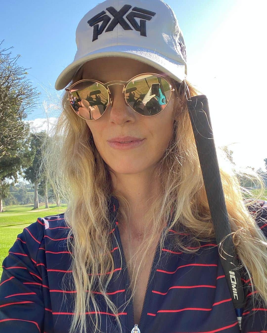 アンナ・ローソンのインスタグラム：「Insta golfer hair 😜 for my dream golf date with @lilahmaechervin 🥰」