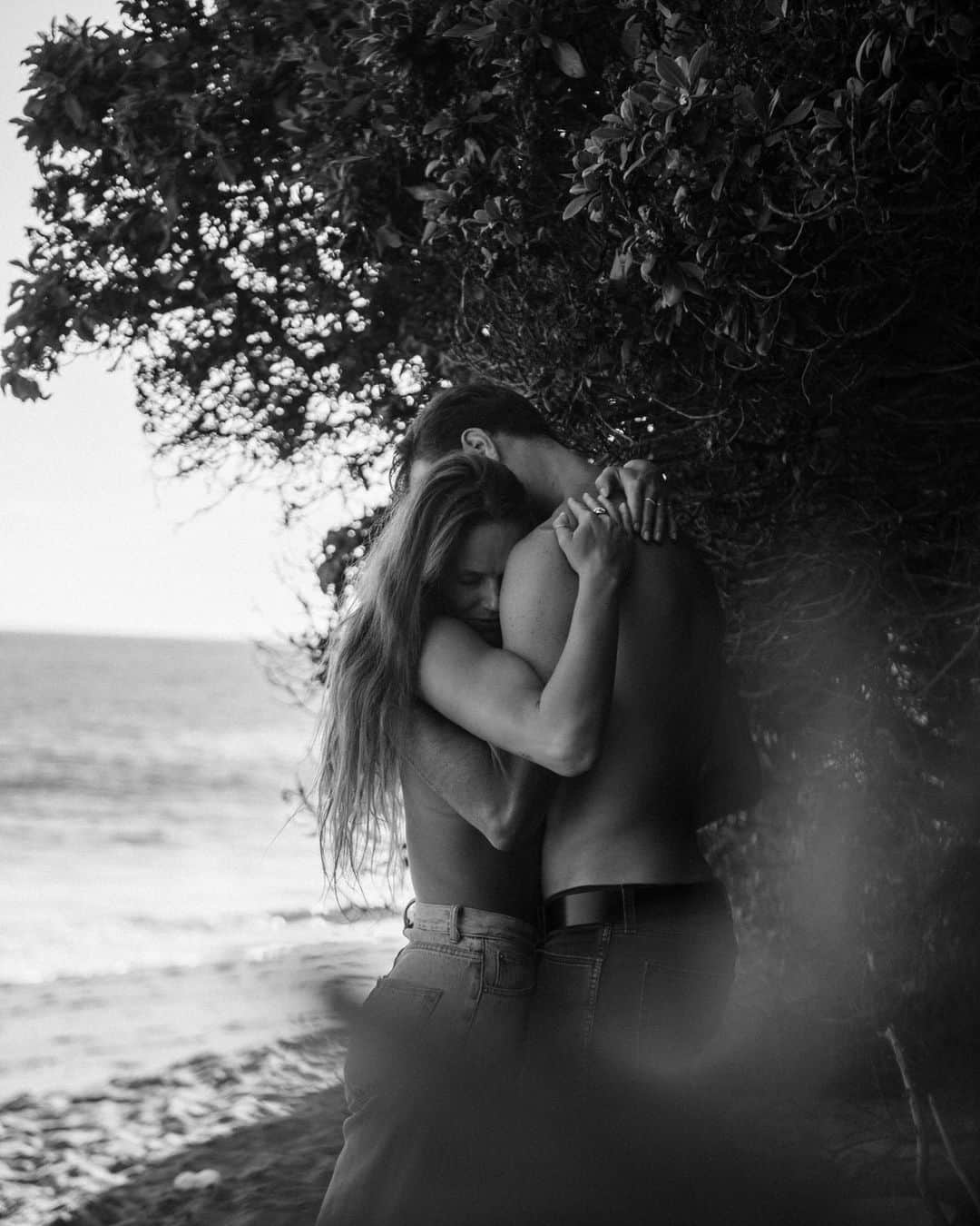 ケルシー・ロビンソンのインスタグラム：「Loving on you 🖤 // shot by my very talented friend @handlost」