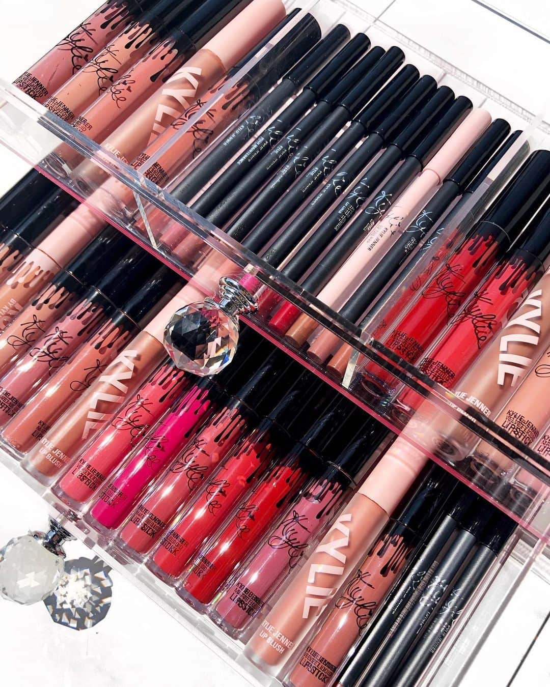 Kylie Cosmeticsさんのインスタグラム写真 - (Kylie CosmeticsInstagram)「tag us in your #KylieCollection photos 😍 perfect time to build up your collection is now during our Buy One, Get One Free Lip Kit Sale 💗 KylieCosmetics.com⁠⠀」9月6日 6時09分 - kyliecosmetics