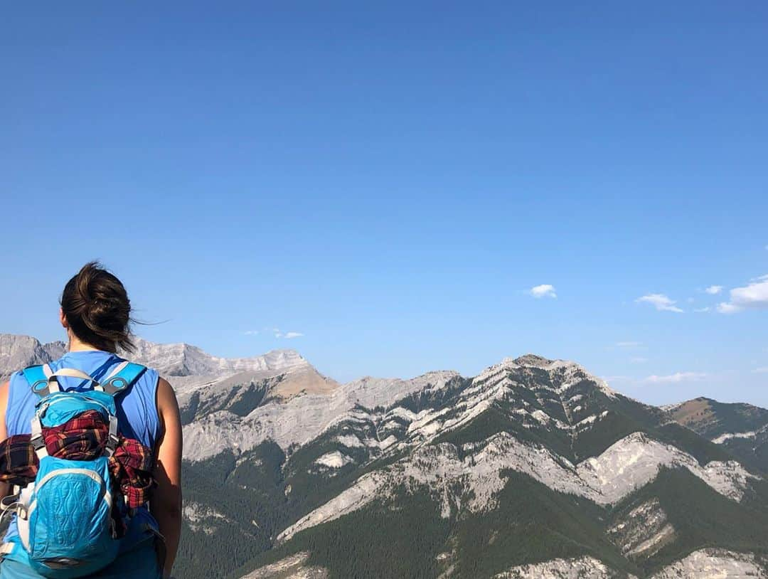 ヘイリー・ベルさんのインスタグラム写真 - (ヘイリー・ベルInstagram)「Saturday scrambling 😁🏔 . . . #explorealberta #mtbaldy #scrambling #hike #kananaskis #getoutthere #actawear #acta」9月6日 6時20分 - hayleighbell