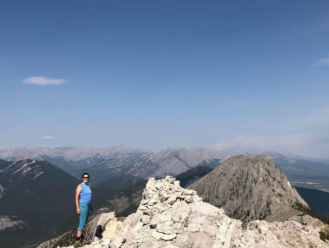 ヘイリー・ベルさんのインスタグラム写真 - (ヘイリー・ベルInstagram)「Saturday scrambling 😁🏔 . . . #explorealberta #mtbaldy #scrambling #hike #kananaskis #getoutthere #actawear #acta」9月6日 6時20分 - hayleighbell