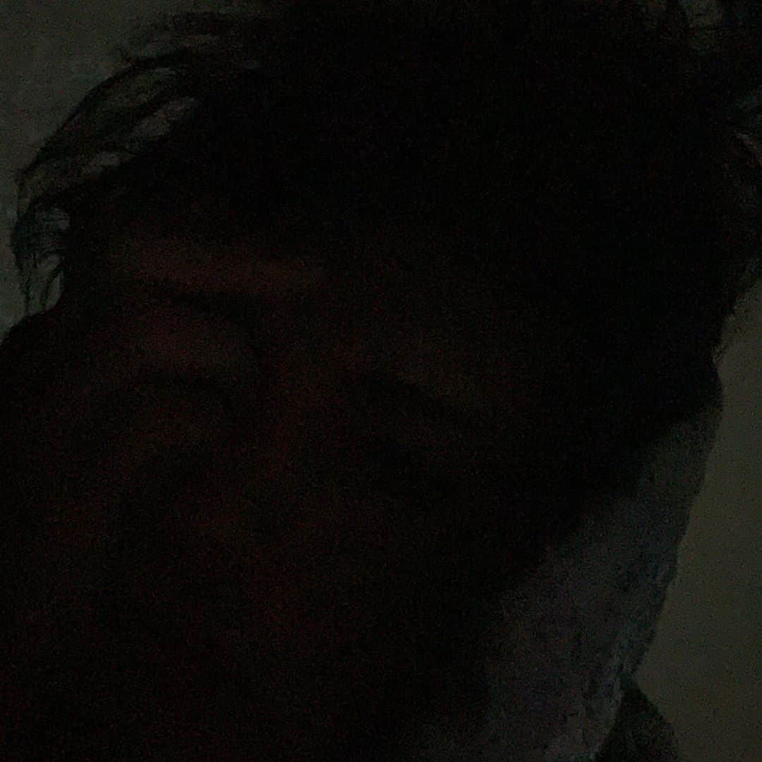 カン のインスタグラム：「가오픈 첫날이라 그른가 편안히 잠을 못자네 큰일이다 큰일 (p.s 이따 오시게되면 얘랑 다른사람 서잇을거에여) #초췌 #머리산발 #띵띵부음 #이불따듯해  🍽 JEFF'S GRILL 🍺 9/6(일)부터 가오픈 START🙌!! 코로나 2.5단계 기간동안 점심부터 장사합니다! 품격있는 철판요리 착한가격에 드세요🙇‍♂️ (주당대환영) (한국어, English, 日本語 3개국어 가능 외국인 환영)  -Jeff's Grill 일동-  ( 코로나2.5로 인해 pm9:00까지 영업 ) ⏱ Business Hours ⏱ •open.  __매일 pm17:00 •close. __평일 am03:00  __________주말 am05:00  🏡 Address 🏡 •경기도 성남시 중원구 성남동 1404  _센트럴푸르지오시티 상가 151호  _(상가지하주차장 옆)  . . .  Insta - @jeffs_grill, @jeffchoi89,  @sung_yoon_91 Face book - @jeff's grill  #제프스그릴 #jeffsgrill #맛집 #성남맛집 #분당맛집 #모란맛집 #수진맛집 #모란역 #수진역  #모란술집 #수진술집 #철판 #철판요리 #테판야끼  #술집 #소주 #맥주 #생맥 #사케 #와인 #데일리 #맛스타그램 #맛 #맛집추천 #맛집스타그램 #맛집탐방」