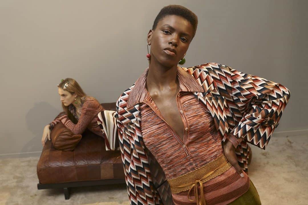 のインスタグラム：「Distinctive look,urban elegance: Daywear and eveningwear blend with the audacious combination of woven fabrics and knitwear. Discover more on missoni.com #MissoniFall  Photo by @caspersejersenstudio  Styled by @vanessareidofficial」