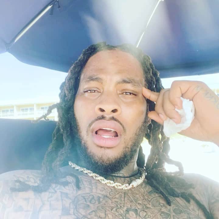 ワカ・フロッカ・フレイムのインスタグラム：「This what happen when I’m on the beach ☹️🥴😂」