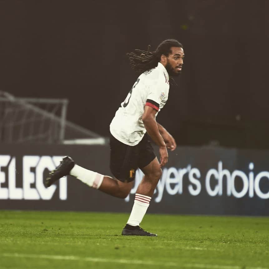 ジェイソン・デナイヤーのインスタグラム：「Good win and happy with my first goal in national team ⚽️」