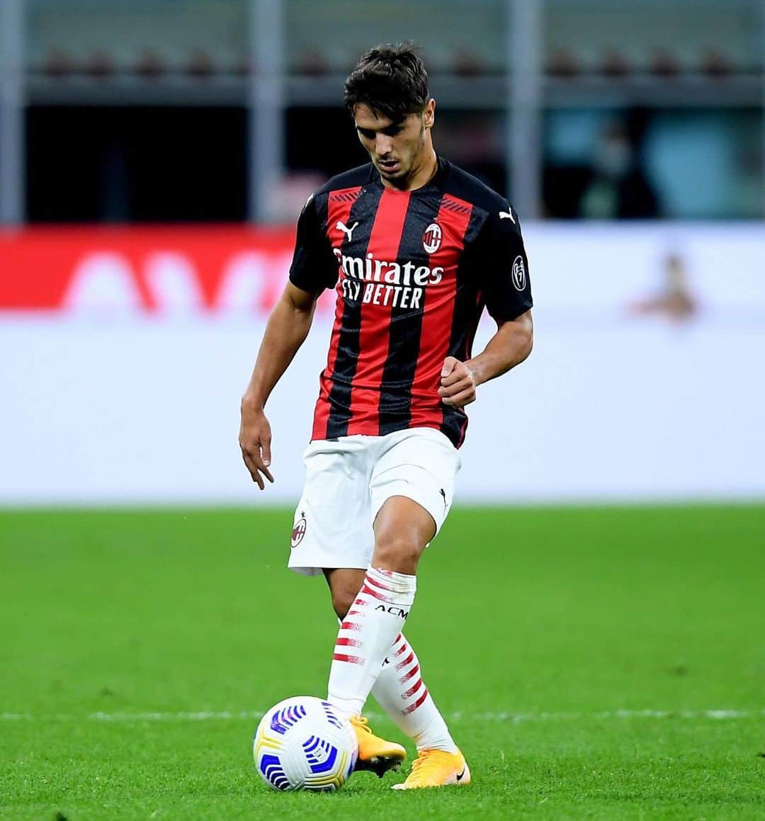 のインスタグラム：「Ciao San Siro! 👋🏼 Just the beginning 🔴⚫️ #sempremilan」