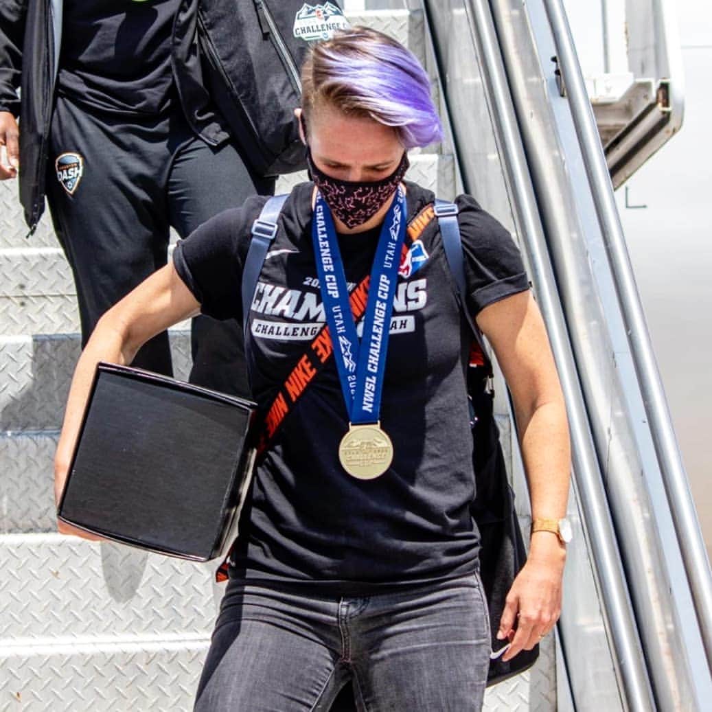 ソフィー・シュミットのインスタグラム：「"Houston, the Eagle has landed..."  What a day it was bringing this precious cargo back to it's new home! H-TOWN! Mother hen (team grandma) may not be carrying the cup but always ...👀🏆 Ahhhh, memories 💭 📸 @trezlyn.garza」