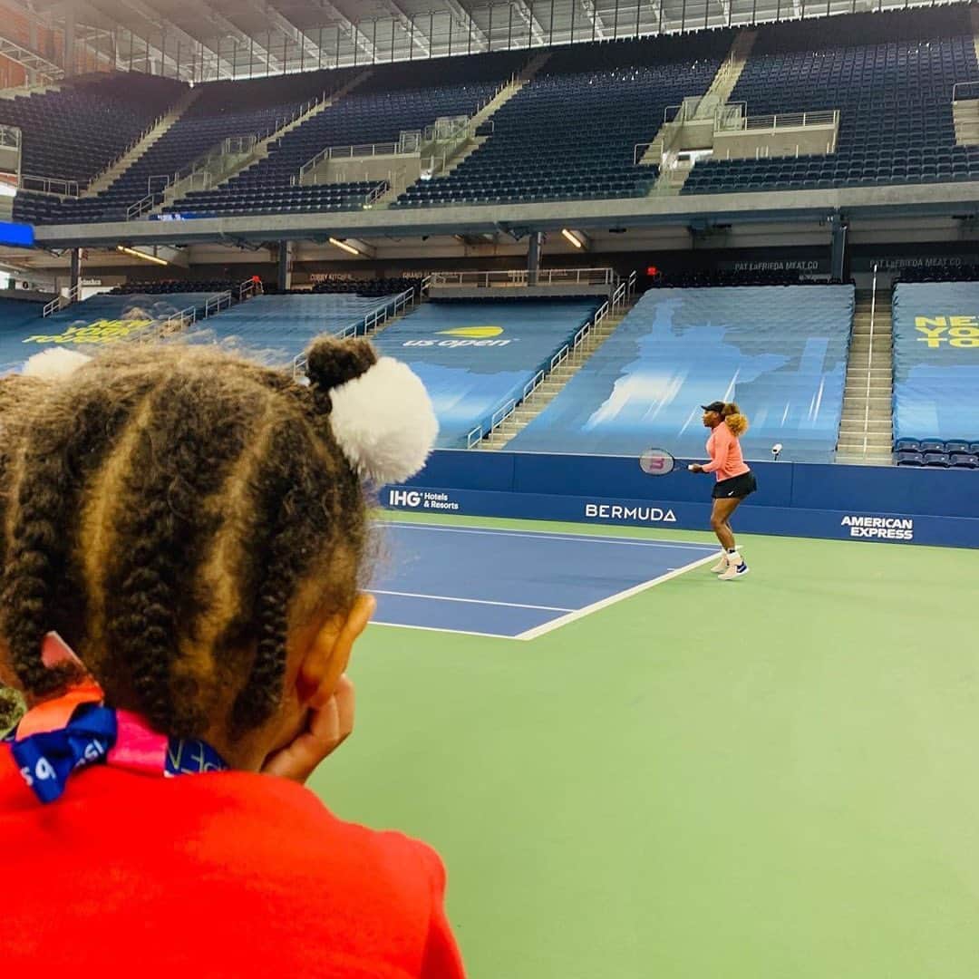 People Magazineさんのインスタグラム写真 - (People MagazineInstagram)「Serena Williams has her biggest fan on the sidelines! ❤️ #Regram @serenawilliams」9月6日 6時57分 - people