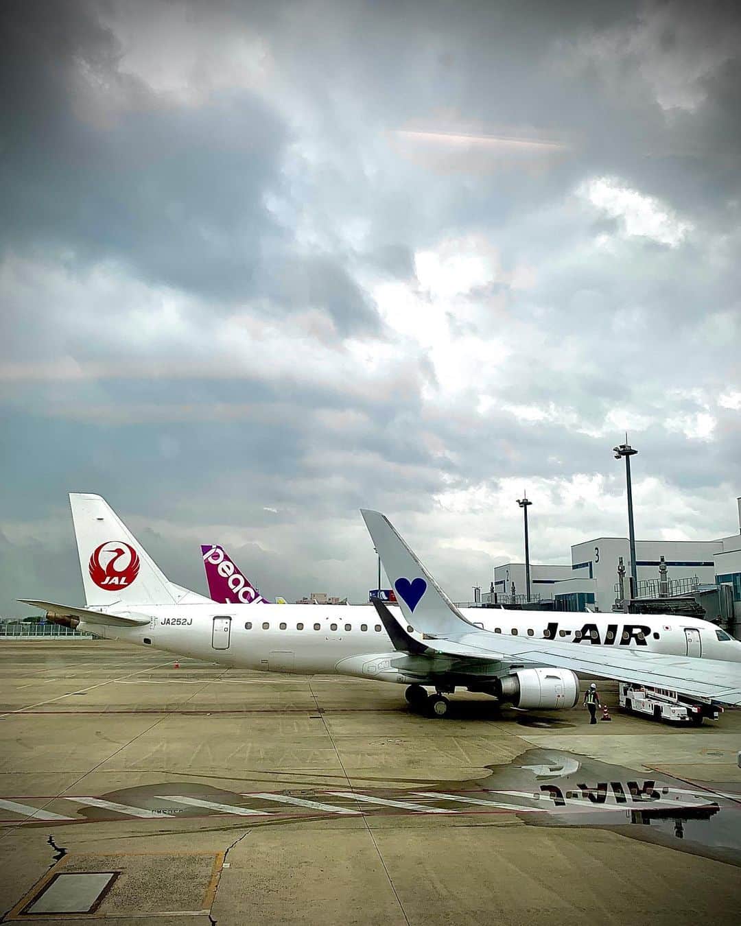 YOICHIのインスタグラム：「#台風10号 #7時 #飛んでよかった #福岡空港 #airport #fukuoka #始発 #福岡羽田 #totokyo #1week #goto #gotoキャンペーン #機内はみんなすっぴんマスク」