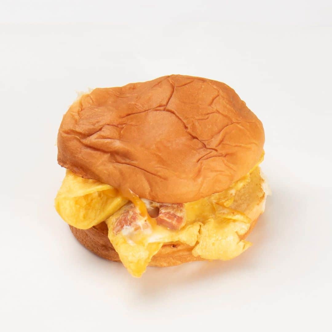 のインスタグラム：「Did you sleep-in and miss out on a Portuguese Sausage Omelette Sandwich? No worries. Zippy’s Kapahulu and Nimitz locations are serving breakfast all day.」