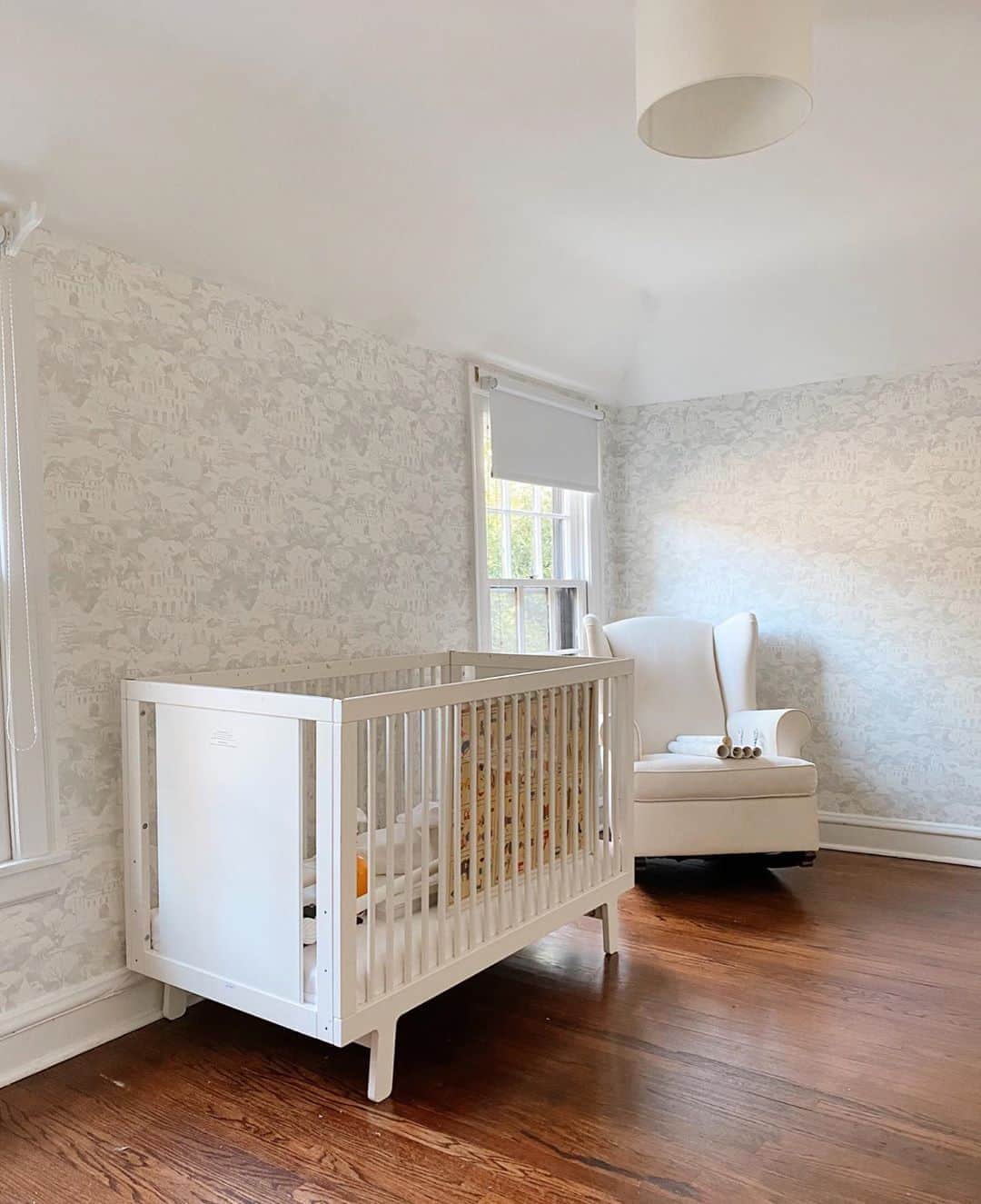 Anna Jane Wisniewskiのインスタグラム：「Feeling so accomplished and I didn’t even hang the wallpaper myself. Love love love it!   http://liketk.it/2VXP2 #liketkit @liketoknow.it #LTKhome #genderneutralnursery #thisoldtudor」
