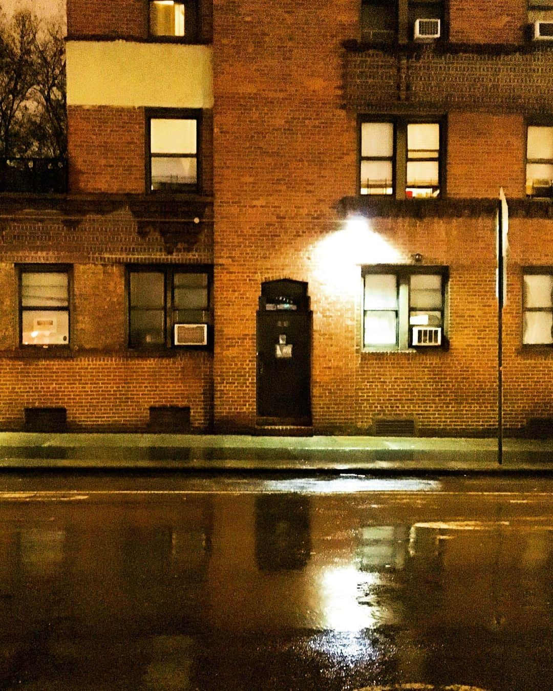 ケンゾーミナミさんのインスタグラム写真 - (ケンゾーミナミInstagram)「A few years ago, I realized that this door was just around the corner from my place. This location was used as the office of Lacuna Inc in “Eternal Sunshine of the Spotless Mind” where they can erase your selective memories for you. This was when I would had used the service if it were real, but thankfully now I am glad that it is not (yet) real and happy to embrace all my memories equally, happy or sad.  数年前、このドアが近所にあるのに気付いたのですが、ここは映画「エターナル・サンシャイン」にて記憶除去をしてくれるラクーナ社のロケーションとして使われた場所です。この事に気付いた頃、大きな別れがあり正に記憶除去が現実の世界であったなら利用していたのではないかと言う時期だったのですが、今のとなっては楽しい記憶も哀しい記憶も等しく受け止めようと思えるので、現実には(今のところ)実用化されていなくて幸運だったかもしれません。  #charliekaufman #EternalSunshineoftheSpotlessMind #チャーリーカウフマン #エターナルサンシャイン」9月6日 7時22分 - kenzominami