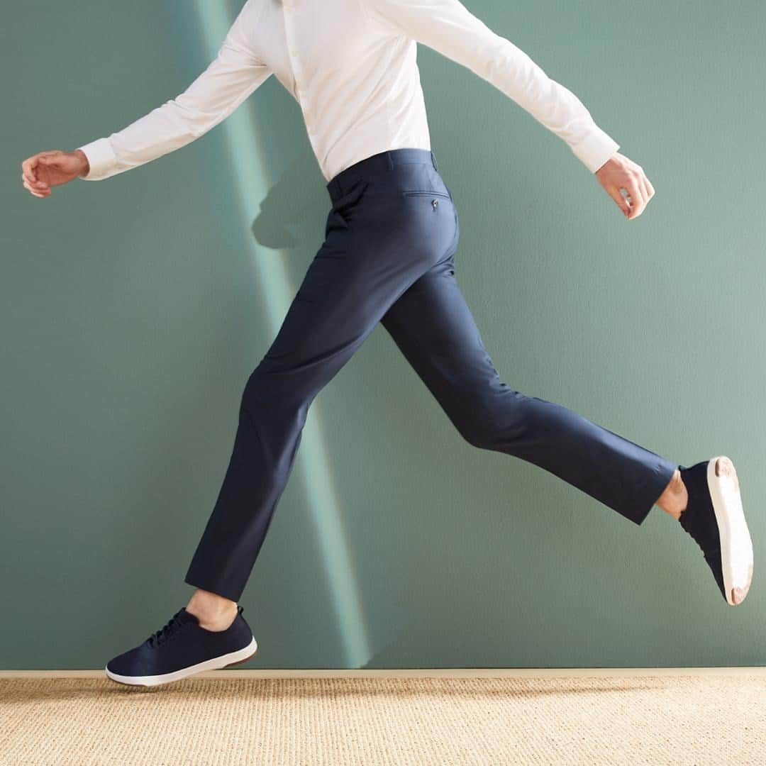 ペリーエリスのインスタグラム：「Get up and go! Move with ease with added stretch as you fly through the day. #lifereadysince1976」