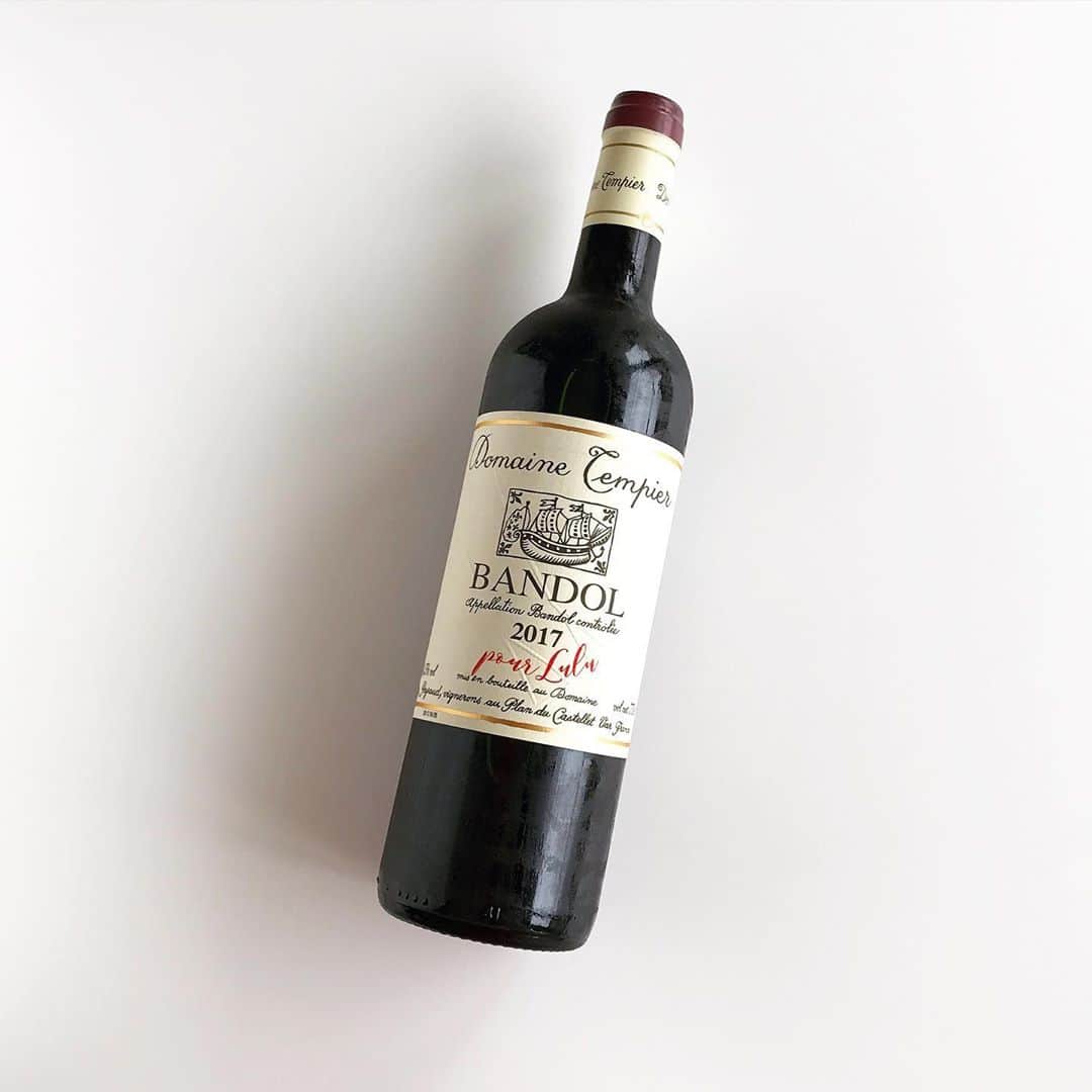 福田里香さんのインスタグラム写真 - (福田里香Instagram)「ずっと探していた🍷赤ワイン BANDL 2017 pour Lulu プロヴァンスの元祖自然派ワイン Domaine Tempierの女主人 ルル・ペイローの生誕100歳に捧げる 特別な赤ワインをついに入手。乾杯🍷🍷  ルル・ペイローは Chez PannseのAlice Watersが憧れる フランス🇫🇷のワイン醸造者で 南仏プロヴァンス料理の名人だ。  先日もアリスはインスタで ルルの103歳を祝ってたよね。 ルルさん、若い頃も１００歳超えの今も そして石窯付きの台所もかわいすぎ。  シェパニスを初めて訪れたとき おすすめワインを聞いたら 「アリスの友人が作ってるワインだよ」と ドメーヌタンピエのロゼを おすすめされた思い出。 （タンピエはロゼを評価されブレイク。 今もシェパニスのワインリストに掲載中） おいしかったな。  アリスが娘ファニーを主人公に書いた 絵本「ファニーのフランス滞在記」も 南仏にルル一家を訪ねる旅行記です。  赤い手書き文字で pour Luluとあるように ルル好みの味だそう。飲むのが楽しみ。  先日、この１００歳記念のワイン🍷を サンフランシスコ、バークレー そしてフランス好きな友人たちが 作ったバーへ開店１周年に差し入れた。 末え長く続きますように🍷🍷🍷🍷🍷。  輸入品を探して検索しまくったのですが わたしが勝手に胸の奥で ワイン🍷師匠と呼んでいる 鈴木順子さん @suzujun_ark に相談したら 見つけてくださいました。 サクッと１０分くらいで……… ありがとうございます。」9月6日 7時32分 - riccafukuda