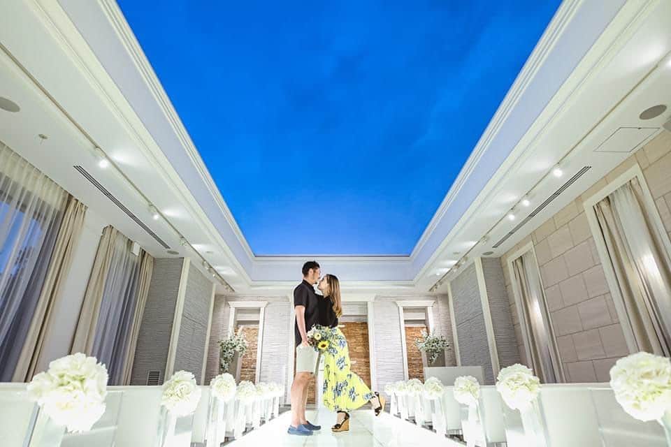 青山迎賓館 AOYAMA GEIHINKANさんのインスタグラム写真 - (青山迎賓館 AOYAMA GEIHINKANInstagram)「#smilevillage2020  photo：@tg_ph.ushio  #結婚式っていいな #たいせつなものを守る  どこまでも広がる開放感と青い空、水の音、、 天井が開くチャペルは青山迎賓館にしかない唯一無二のもの🙈💓 ・ ・ ・ #staypositive #青山迎賓館 #東京花嫁 #ウェディングプランナー #weddingplanner #テイクアンドギヴニーズ #takeandgiveneeds #tg花嫁 #プレ花嫁 #卒花嫁 #卒花レポ #日本中のプレ花嫁さんと繋がりたい #写真好きな人と繋がりたい  #プロポーズ #propose #会場見学 #結婚式 #大人婚 #wedding #ウェディング #2020秋婚 #2020冬婚 #2021春婚 #2021夏婚 #ファインダー越しの世界 #ao_chapel_ao」9月6日 7時40分 - aoyamageihinkan_official